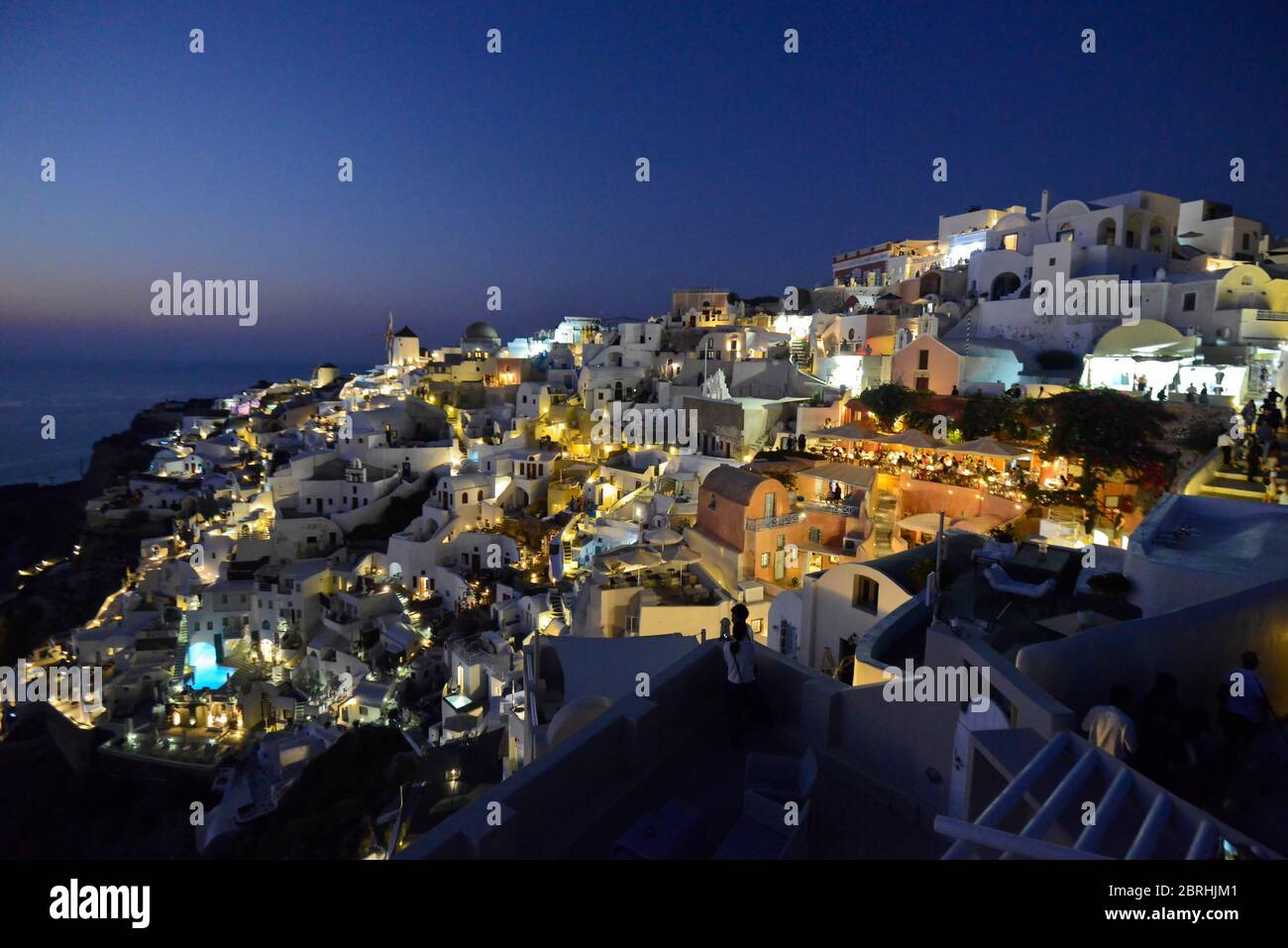 Oia, Santorin : crépuscule après coucher de soleil sur les maisons blanches et vue sur la caldeira. Grèce Banque D'Images