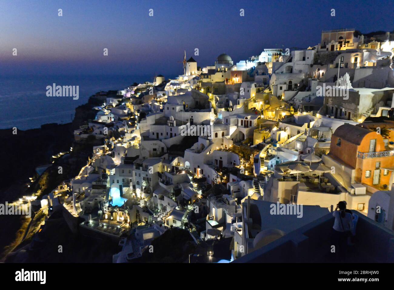 Oia, Santorin : crépuscule après coucher de soleil sur les maisons blanches et vue sur la caldeira. Grèce Banque D'Images