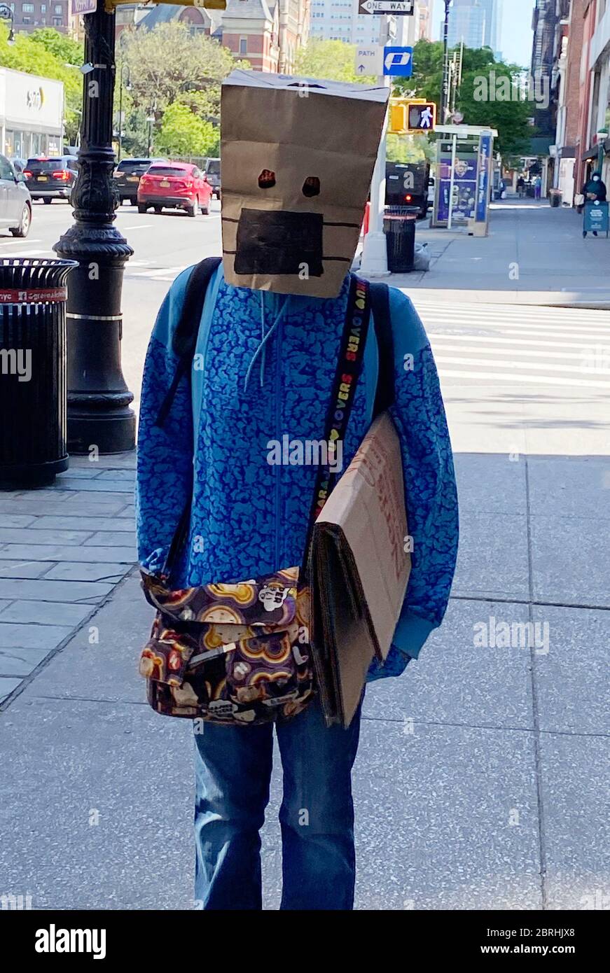 New York, NY, États-Unis. 21 mai 2020. Une femme a repéré portant un sac en papier avec un masque tiré lors de sa marche à Greenwich Village pendant la pandémie du coronavirus à New York le 21 mai 2020. Crédit : Rainmaker photos/Media Punch/Alamy Live News Banque D'Images