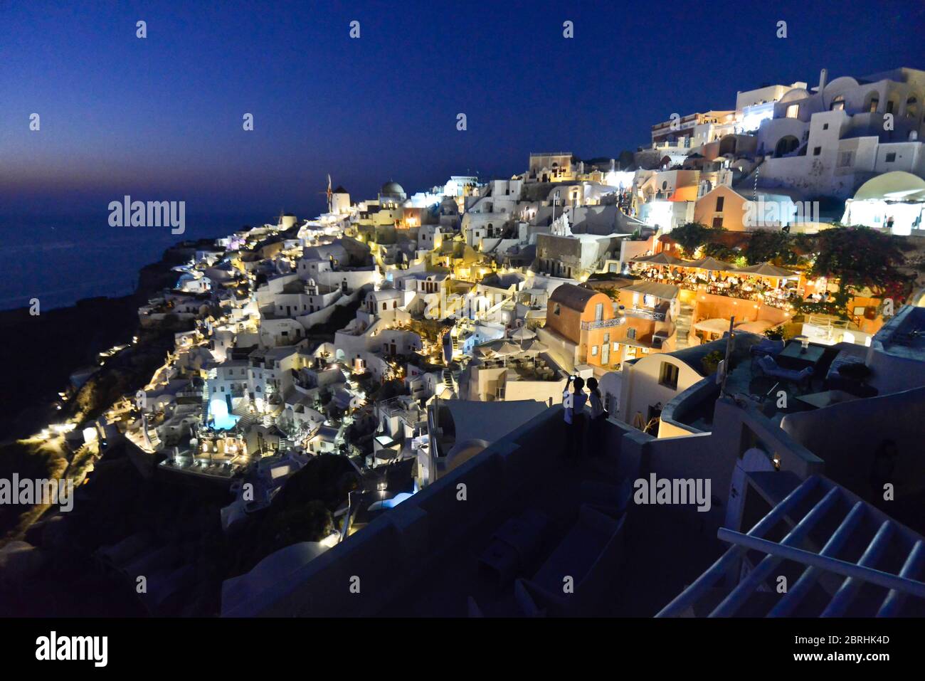Oia, Santorin : crépuscule après coucher de soleil sur les maisons blanches et vue sur la caldeira. Grèce Banque D'Images