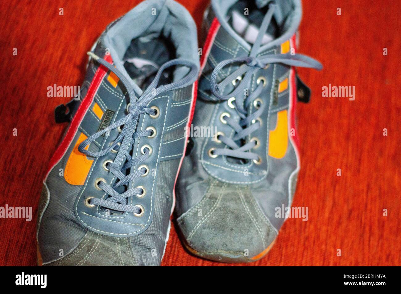 Chaussures de sport anciennes et colorées, mode, GYM Banque D'Images