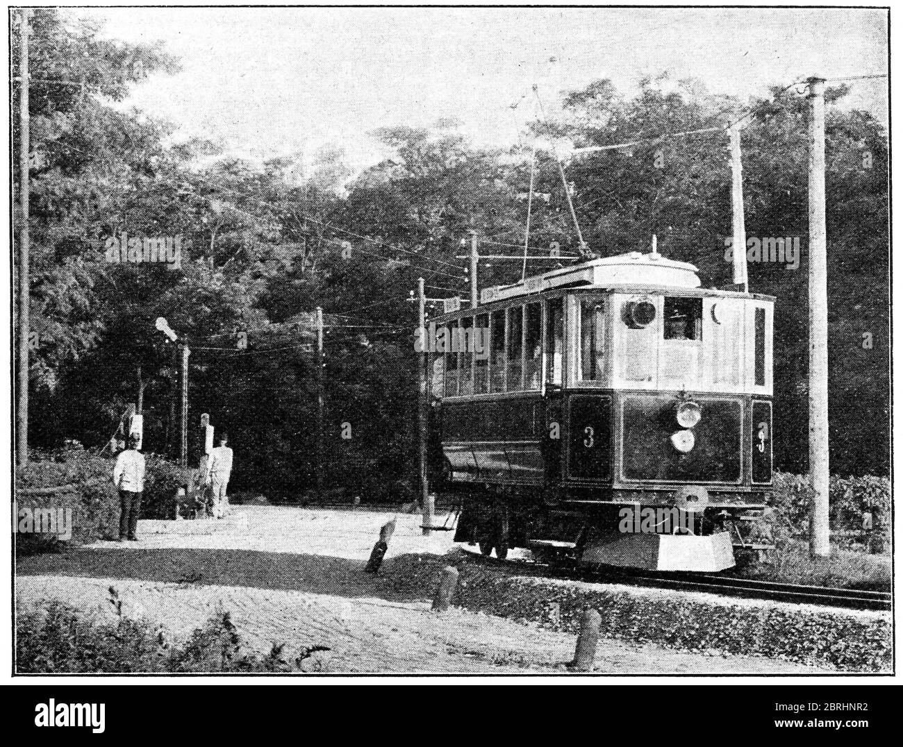 Tramway électrique avec ligne électrique aérienne. Allemagne. Illustration du XIXe siècle. Fond blanc. Banque D'Images