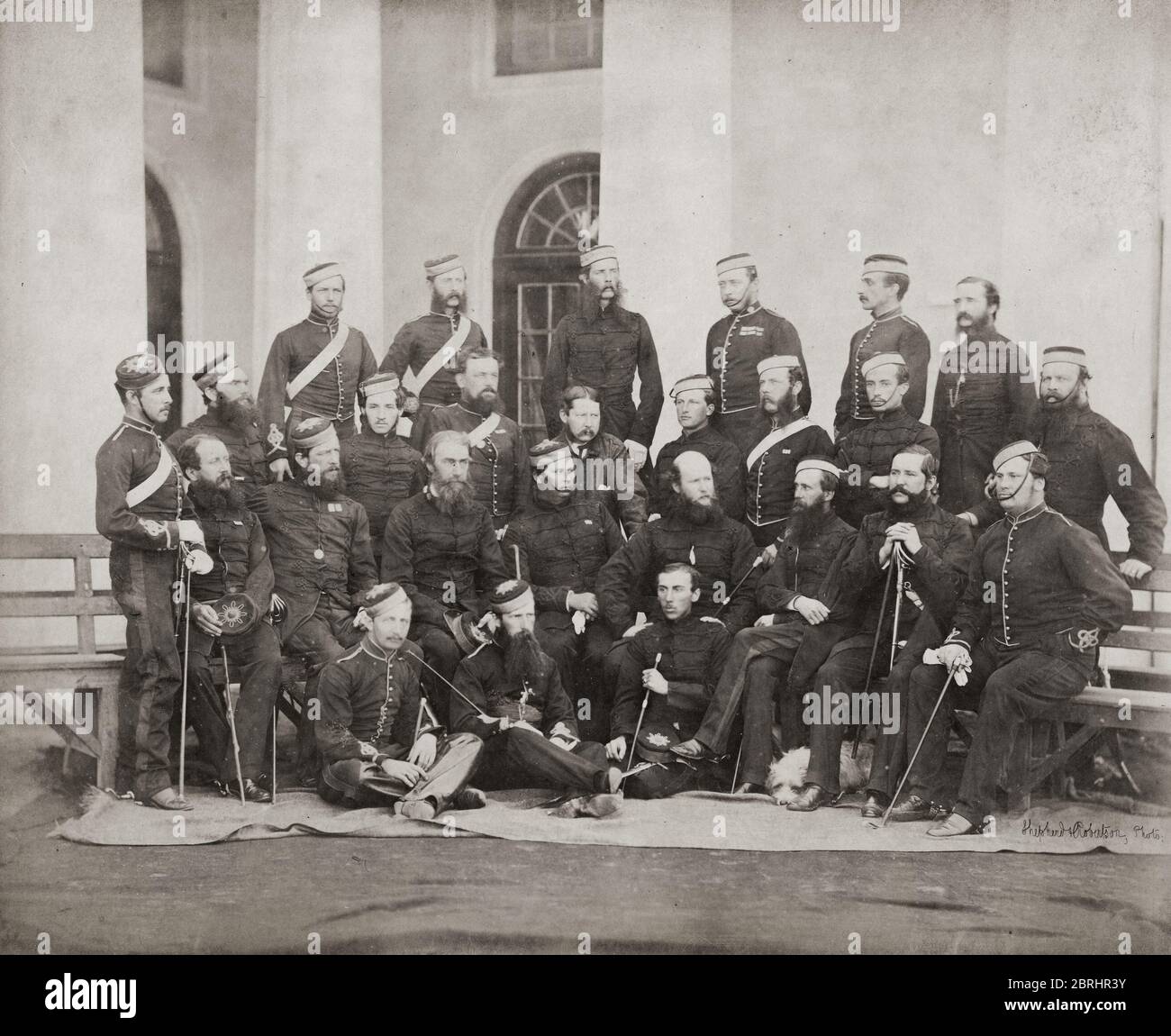 Photographie d'époque des années 1860 - l'armée britannique en Inde - officiers de l'Artillerie royale à Lucknow Banque D'Images