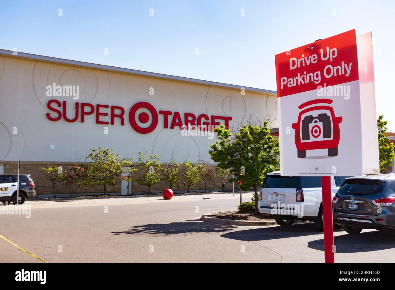 La zone de stationnement de la voiture dans les magasins Super Target est devenue très populaire pour ramasser des marchandises à l'extérieur pendant la pandémie COVID-19. St Paul Minnesota MN États-Unis Banque D'Images
