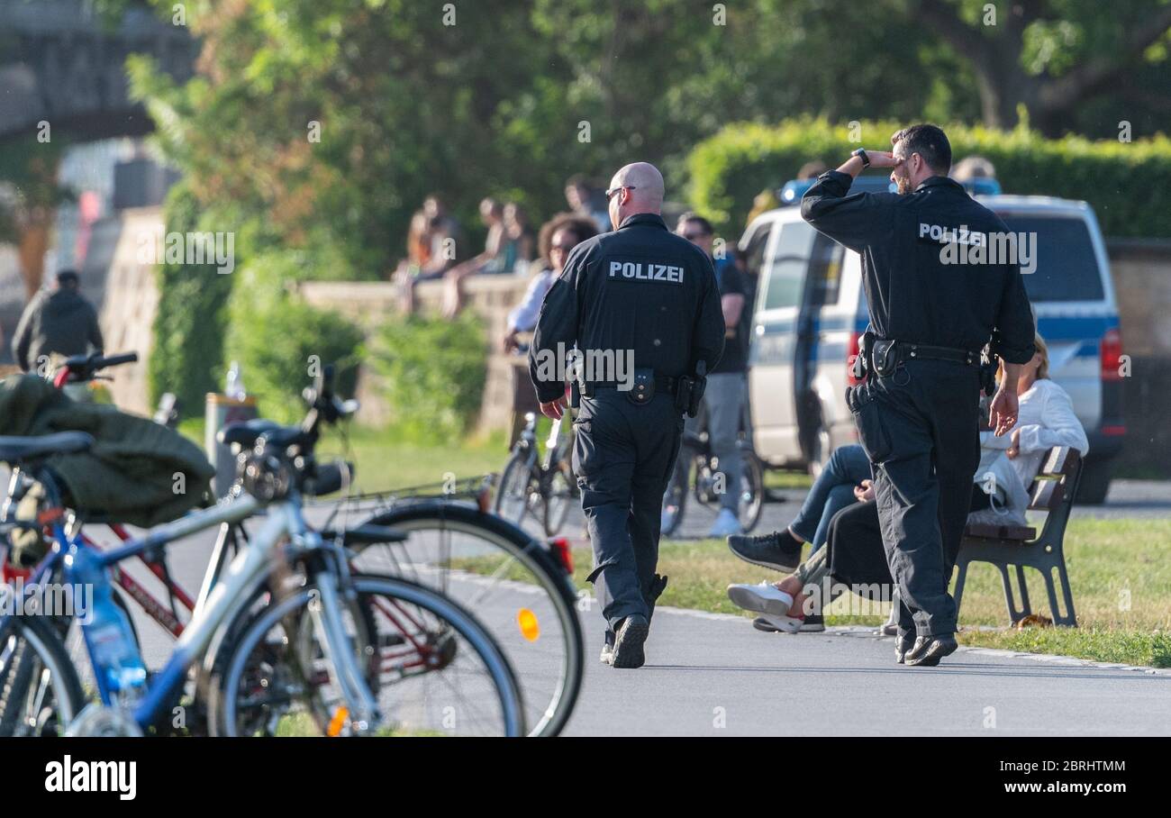 Dresde, Allemagne. 21 mai 2020. Les policiers patrouillent sur le sentier cyclable de l'Elbe le jour du Père, également connu sous le nom de jour des hommes. Après les expériences des dernières années, la police de Saxe s'attend à une journée des pères largement pacifique. Crédit : Robert Michael/dpa-Zentralbild/dpa/Alay Live News Banque D'Images