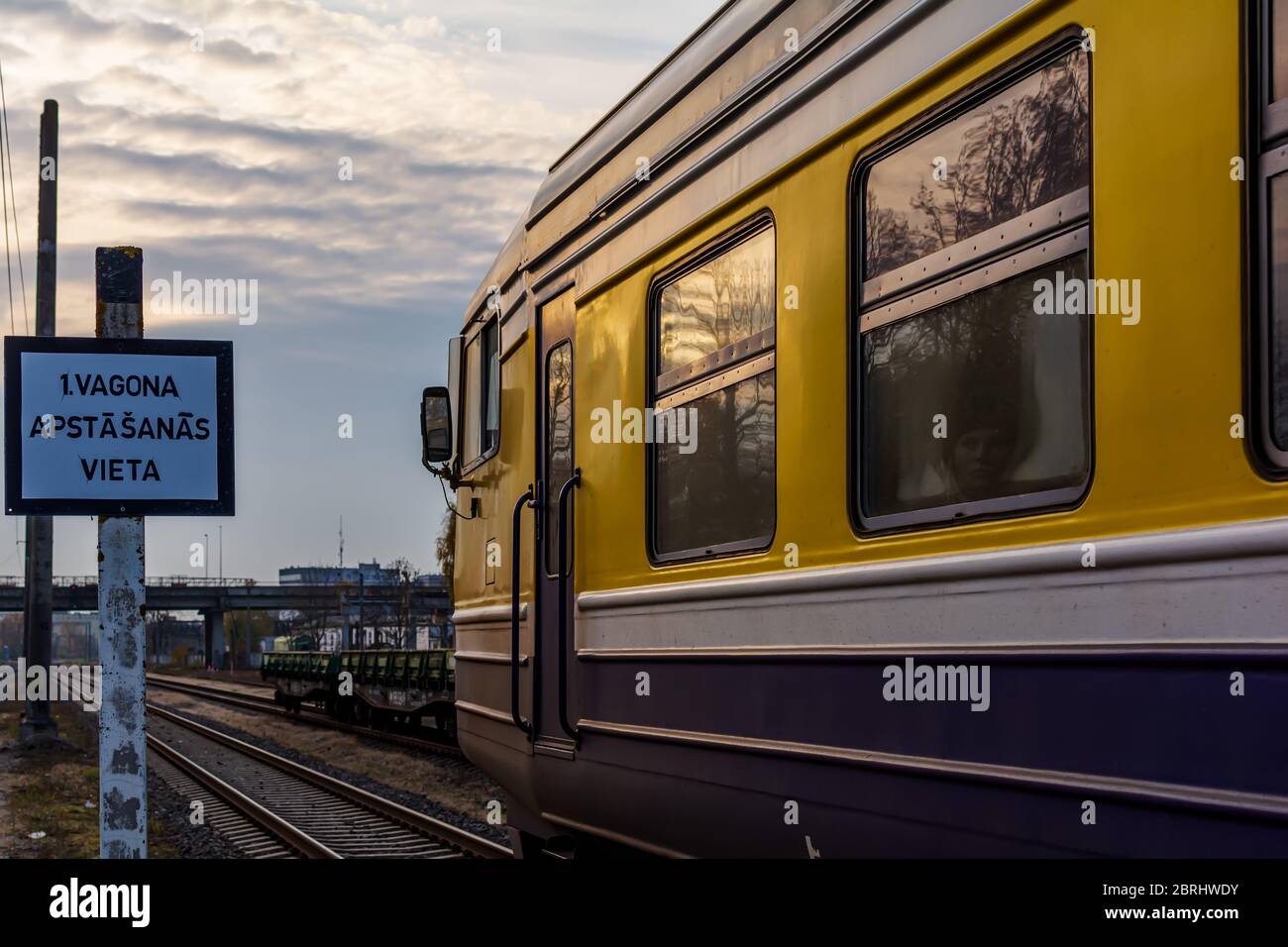 Train de banlieue avec visage de fille dans la fenêtre et l'enseigne Banque D'Images