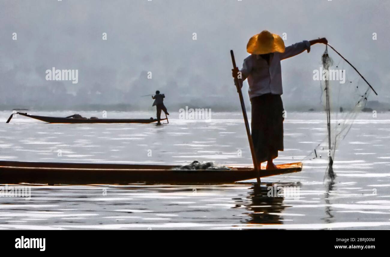 Pêcheurs birmans dans le brouillard du matin, lac Inle, Myanmar Banque D'Images