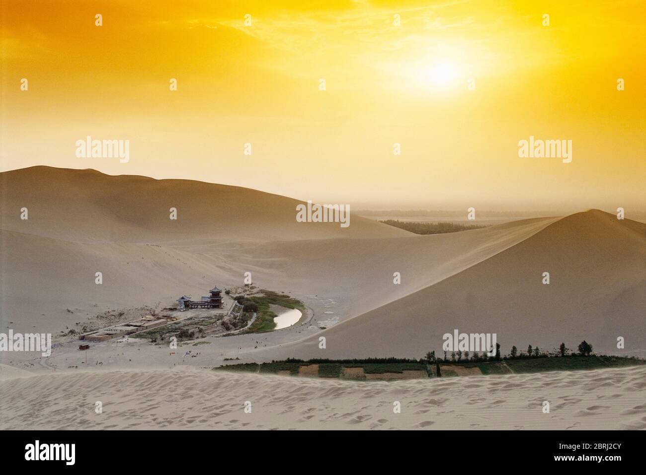 Oasis du lac Crescent Moon au coucher du soleil, Dunhuang, province de Gansu, Chine Banque D'Images