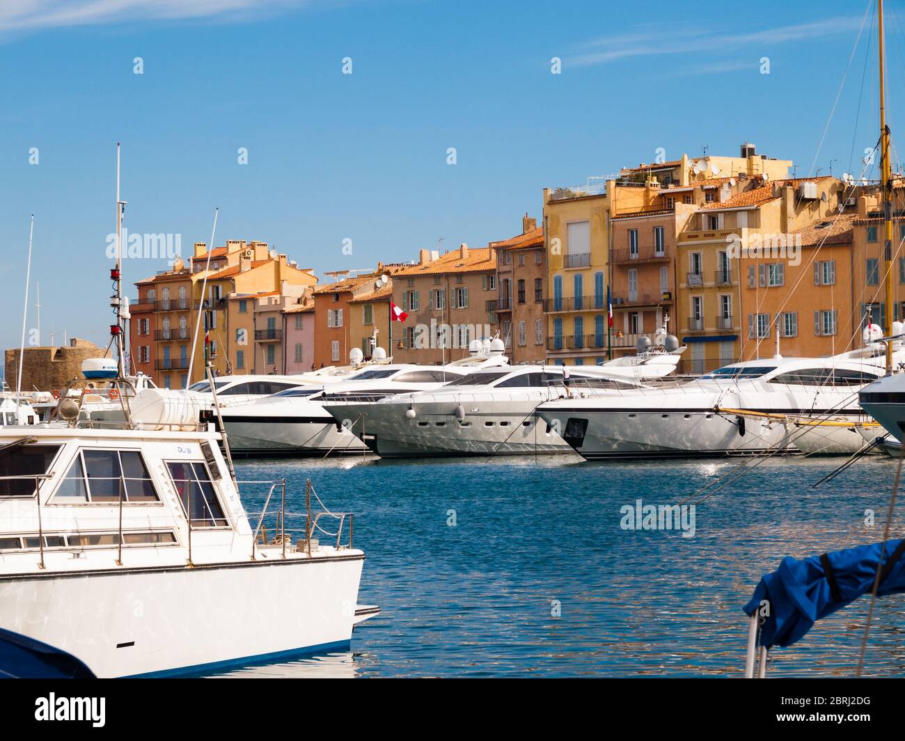 Bateaux dans le vieux port de Saint-Tropez, Côte d'Azur, France Banque D'Images