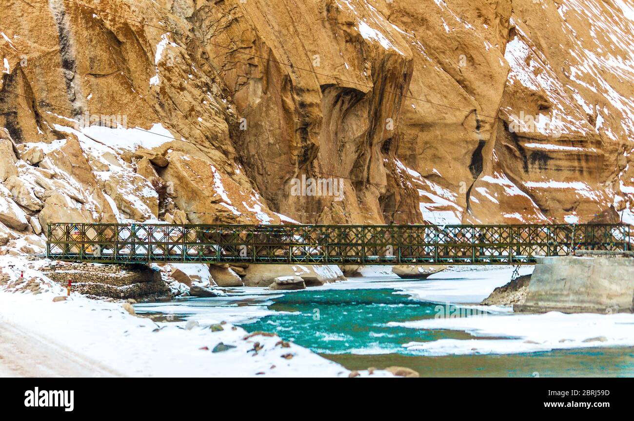 Ladakh, Inde - UN pont vers le ciel dans le splendide paradis de Jammu et Cachemire. Beauté naturelle du Ladakh en Inde. Montagnes enneigées du Ladakh. - image Banque D'Images