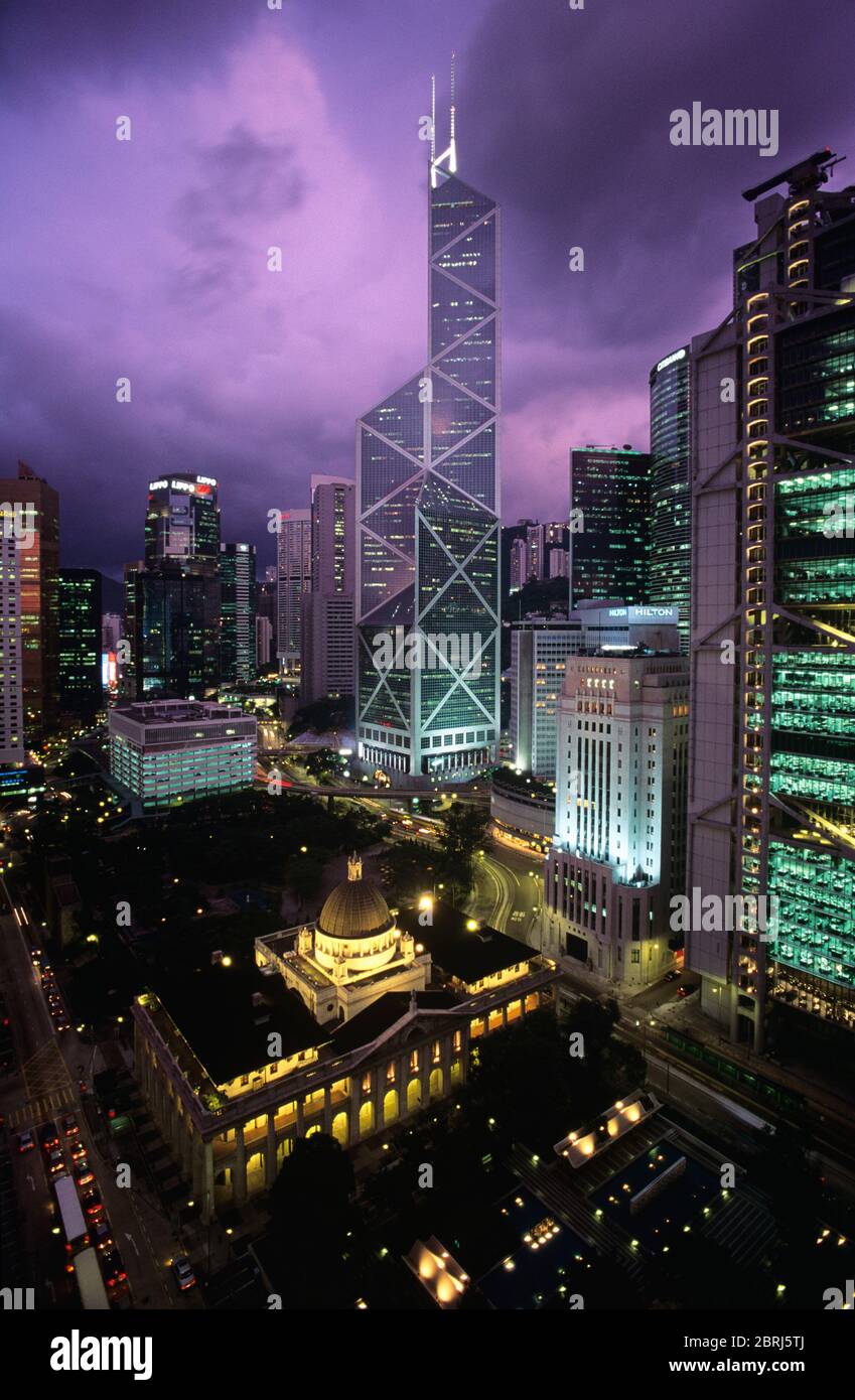 Vue en hauteur du Conseil législatif et des bâtiments de la Banque de Chine, Hong Kong, Chine Banque D'Images