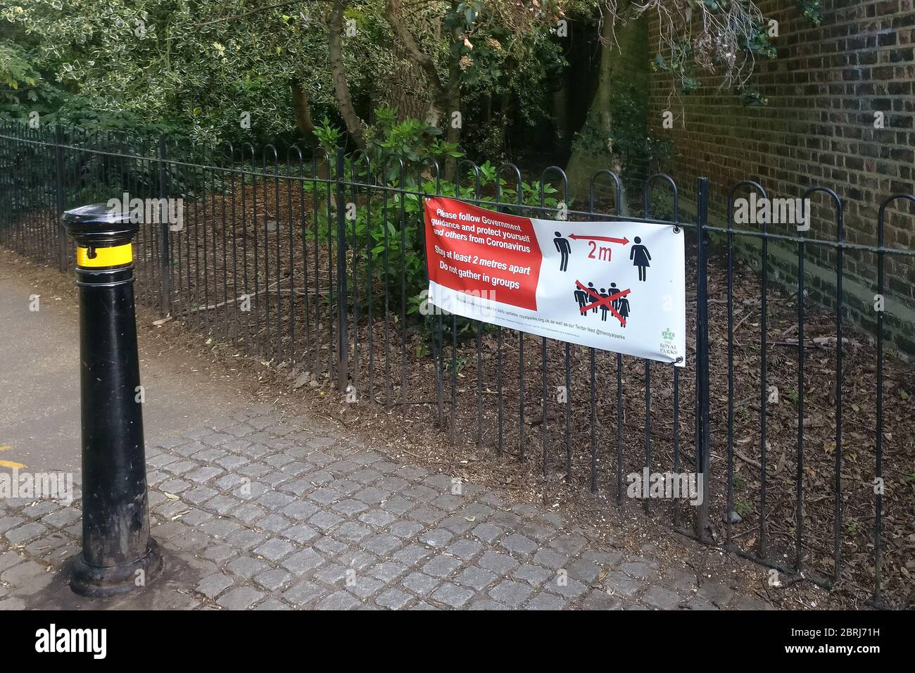 Londres, Royaume-Uni - 27 avril 2020 : panneau de sécurité pour les conseils de prévention des virus sur la clôture du parc de Lewisham en raison du coronavirus covid-19. De nombreux lieux publics Banque D'Images
