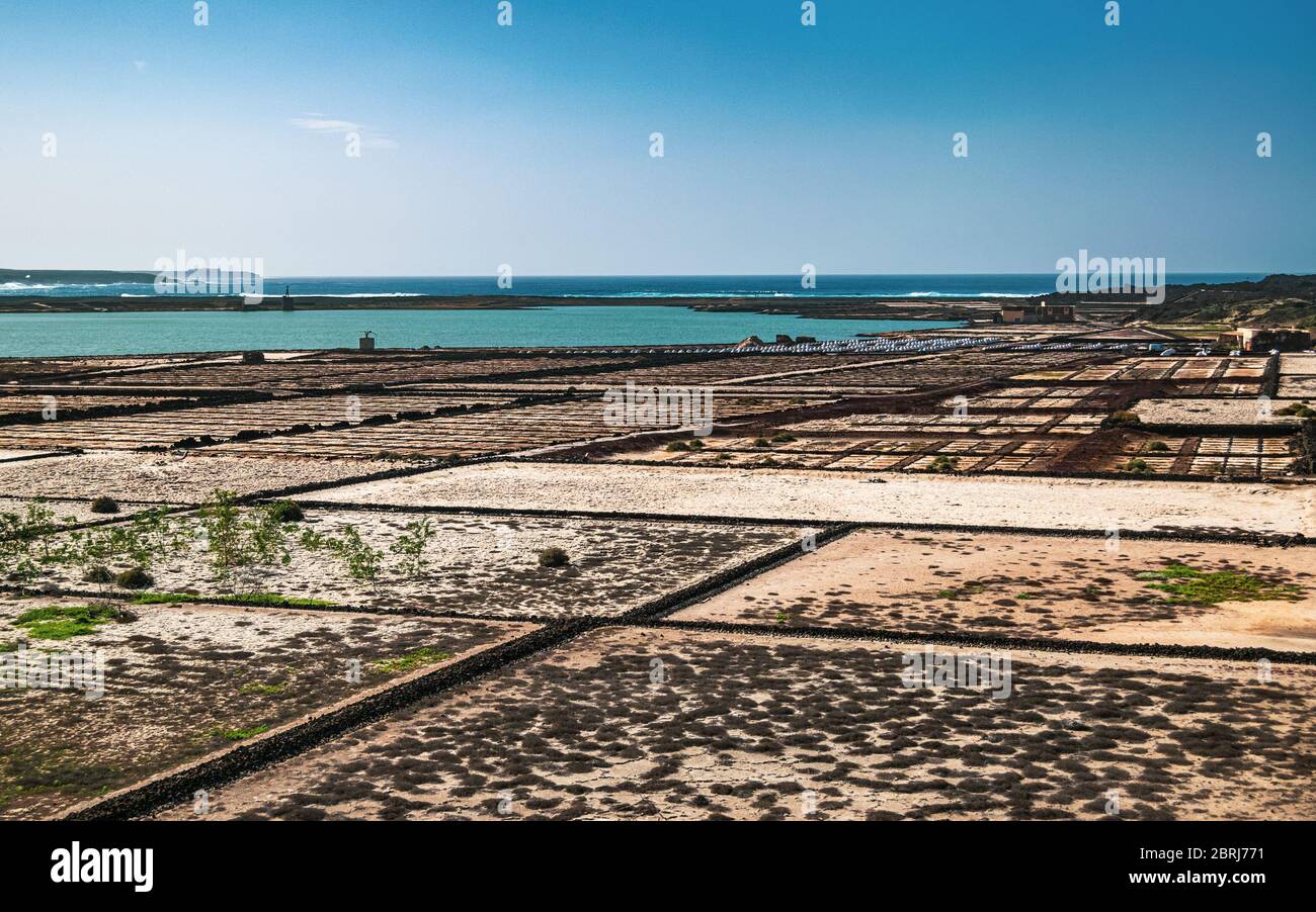 Le sel de Janubio s'attarder sur Lanzarote, aux îles Canaries, en Espagne, pendant un après-midi ensoleillé d'hiver. Site touristique populaire sur Lanzarote. Banque D'Images