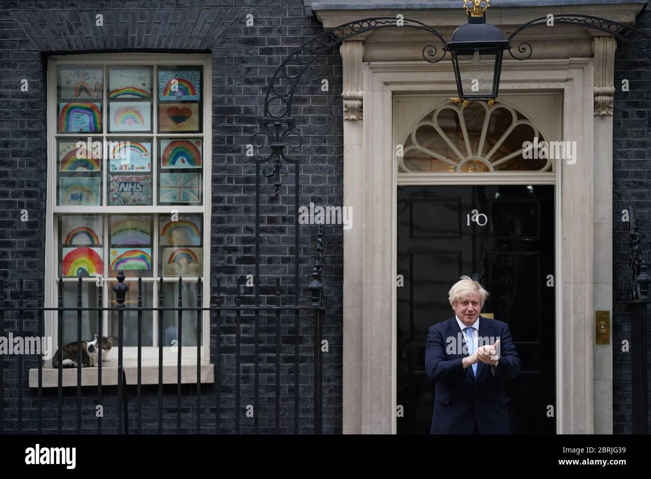 Le Premier ministre Boris Johnson se tient à Downing Street, Londres, pour se joindre aux applaudissements pour saluer les héros locaux lors du Clap national de jeudi pour que les soignants reconnaissent et soutiennent les travailleurs du NHS et les soignants qui luttent contre la pandémie du coronavirus. Banque D'Images