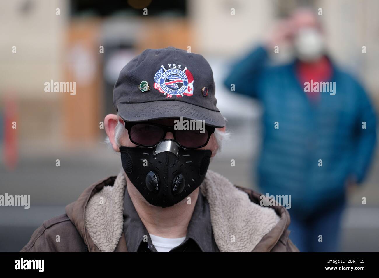 Portland, États-Unis. 21 mai 2020. Robert de Block, membre retraité du conseil d'administration de la division 757 du transport en commun, se joint aux manifestants soutenant les travailleurs postaux lorsqu'ils chargent du courrier dans leurs véhicules au début de la journée à Portland, en Oregon, le 21 mai 2020. (Photo par Alex Milan Tracy/Sipa USA) crédit: SIPA USA/Alay Live News Banque D'Images