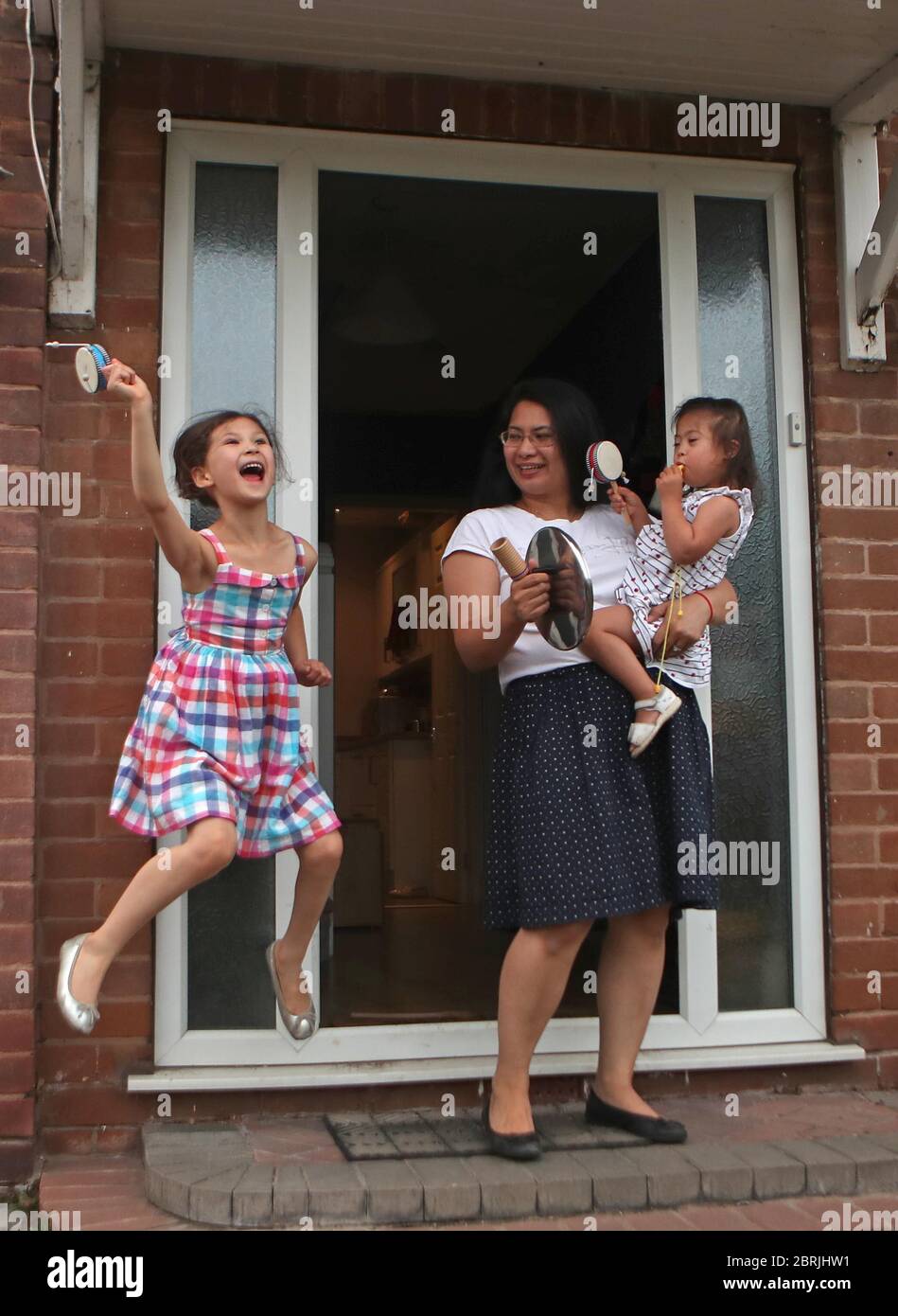 Les gens qui se trouvent à l'extérieur de leurs maisons à Woodesford, Leeds, applaudirent pour saluer les héros locaux lors de l'initiative de Clap for capers de jeudi dans tout le pays, qui vise à reconnaître et à soutenir les travailleurs du NHS et les soignants qui luttent contre la pandémie du coronavirus. Banque D'Images