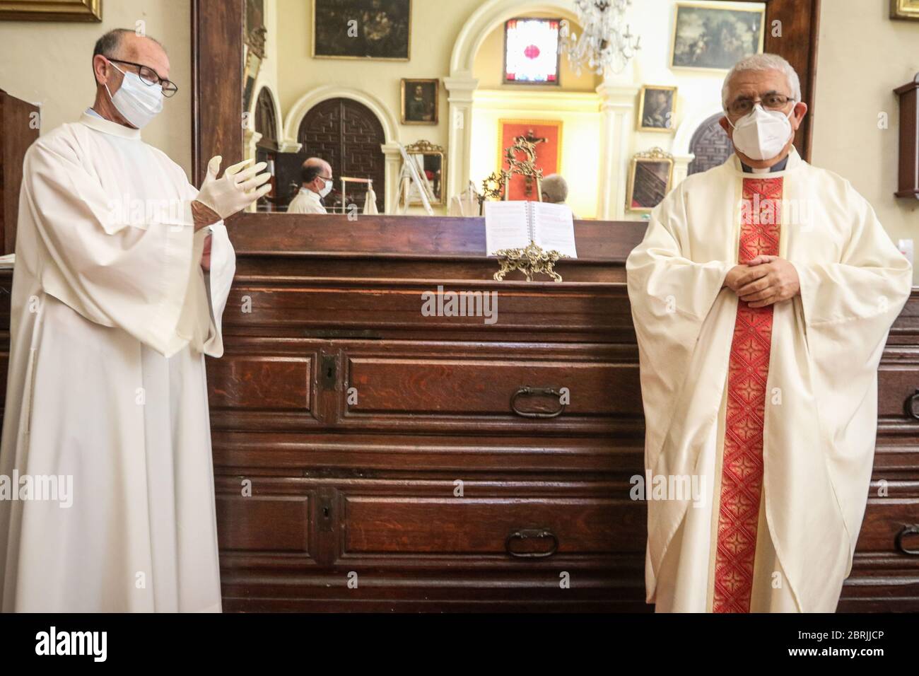 21 mai 2020 : Malaga, Espagne : Le doyen de la cathédrale de Malaga donne sa première messe après plus de deux mois fermés au culte de la crise du coronavirus et des mesures de sécurité et d'hygiène ont été prises pour prévenir la pandémie avec l'utilisation obligatoire du masque à l'intérieur du temple et une distance de 2 Mètres à part crédit: Lorenzo Carnero/ZUMA Wire/Alay Live News Banque D'Images