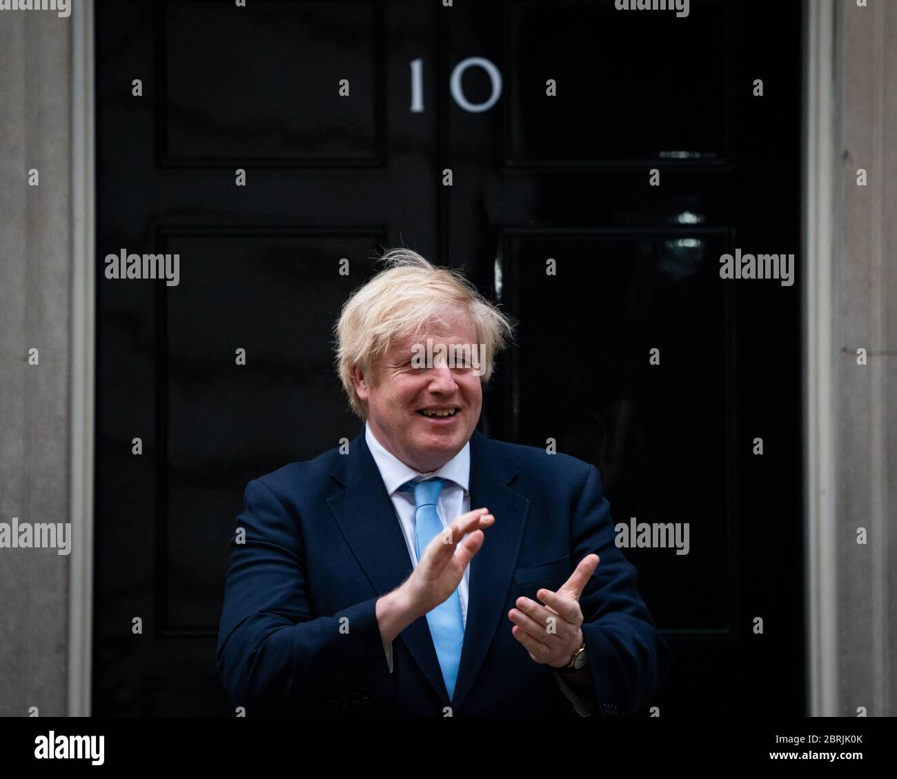 Le Premier ministre Boris Johnson se tient à Downing Street, Londres, pour se joindre aux applaudissements pour saluer les héros locaux lors du Clap national de jeudi pour que les soignants reconnaissent et soutiennent les travailleurs du NHS et les soignants qui luttent contre la pandémie du coronavirus. Banque D'Images