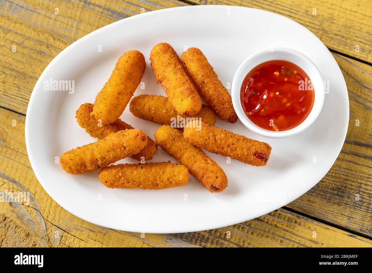 Bâtonnets de mozzarella avec sauce Chili sur une assiette de service Banque D'Images