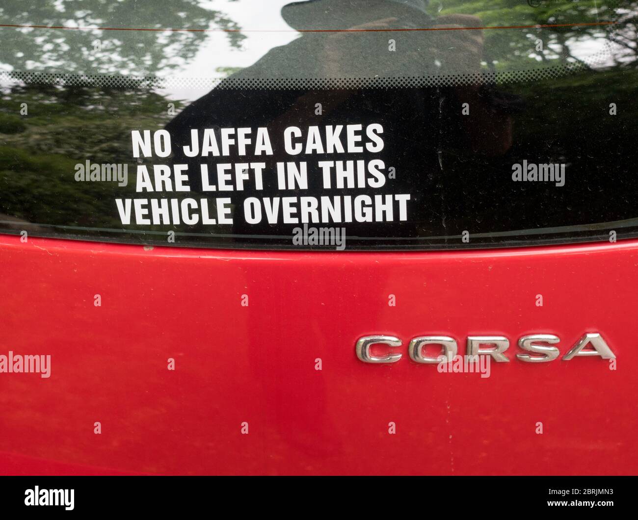 Drôle de signe ou avis dans la fenêtre arrière d'une voiture, pas de gâteaux Jaffa sont laissés dans ce véhicule pendant la nuit Banque D'Images