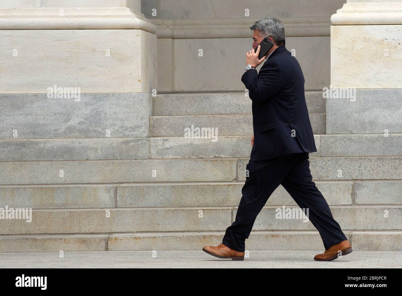 Le sénateur américain Cory Gardner (républicain du Colorado) parle au téléphone alors qu'il quitte le Capitole des États-Unis à Washington, DC, États-Unis, le jeudi 21 mai 2020. Crédit : Stefani Reynolds/CNP/MediaPunch Banque D'Images