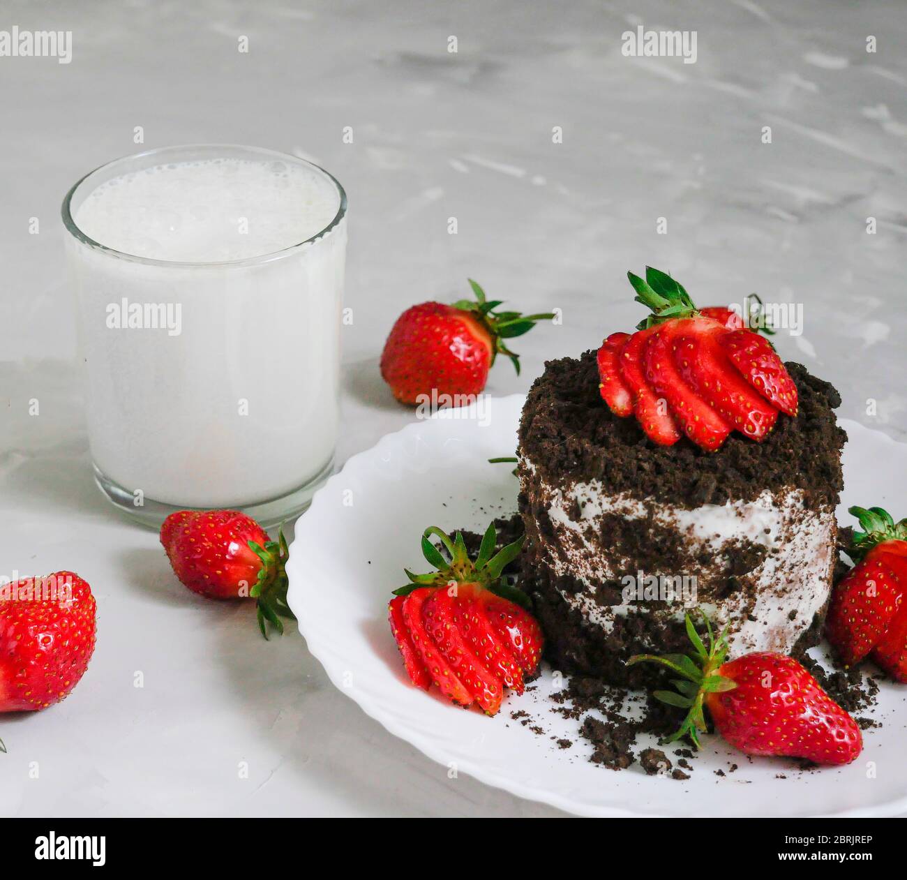 Lait Frais Savoureux Sur Fond De Bois Blanc Biscuits Faits Maison Et Un Verre De Lait Fraise Verre De Lait Et Gateau Avec Fraises Et Chocolat Photo Stock Alamy