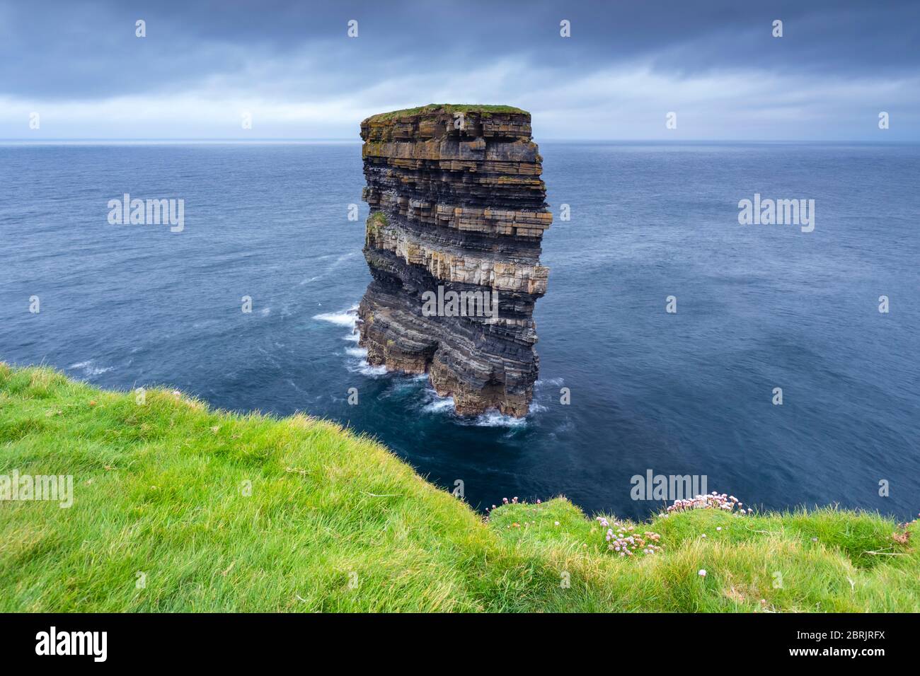 Vue sur la pile de mer appelée Dun Boste à Downpatrick Head depuis les falaises environnantes. Ballycastle, comté de Mayo, Donegal, région du Connacht, Irlande. Banque D'Images