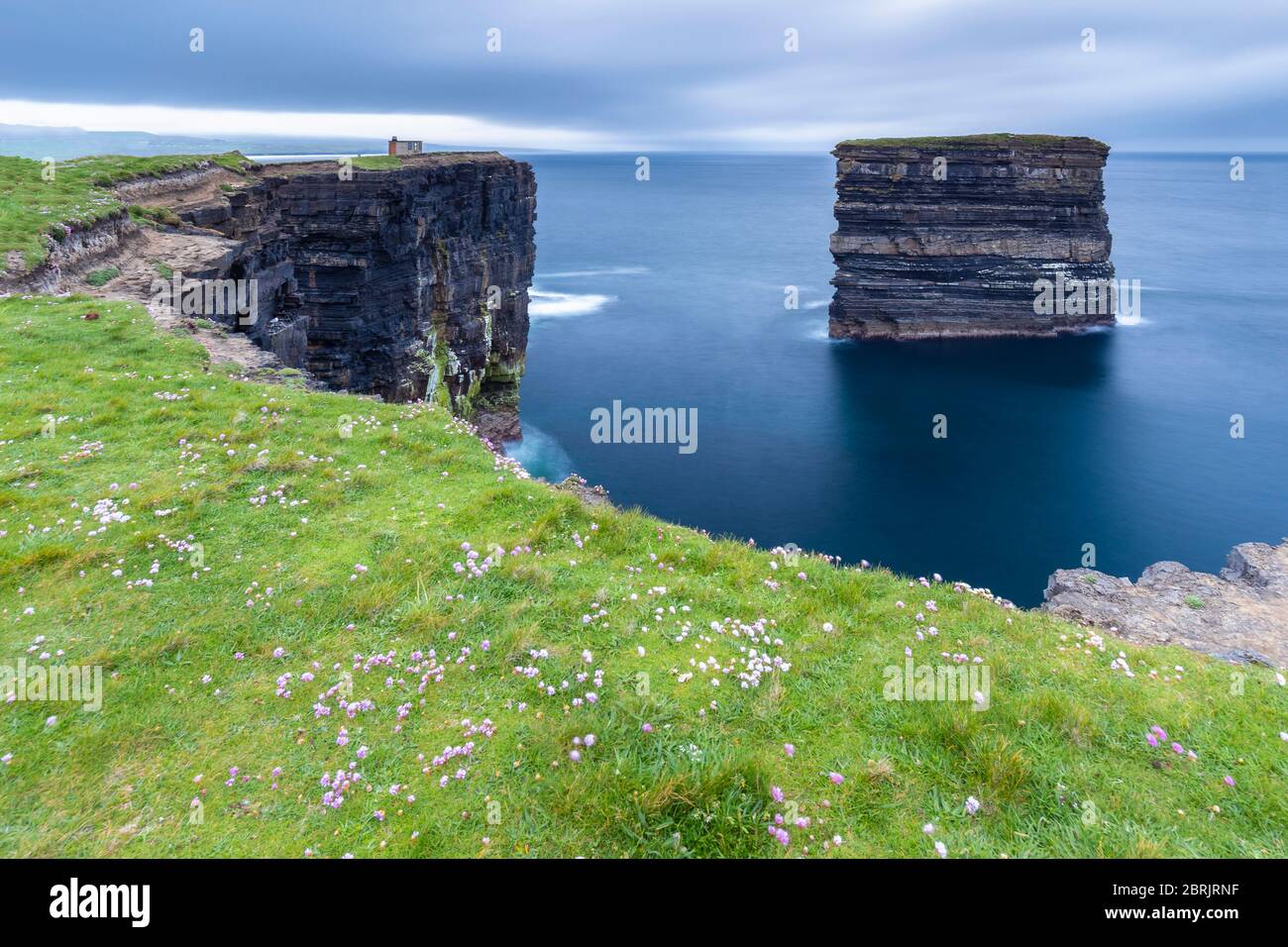 Vue sur la pile de mer appelée Dun Boste à Downpatrick Head depuis les falaises environnantes. Ballycastle, comté de Mayo, Donegal, région du Connacht, Irlande. Banque D'Images