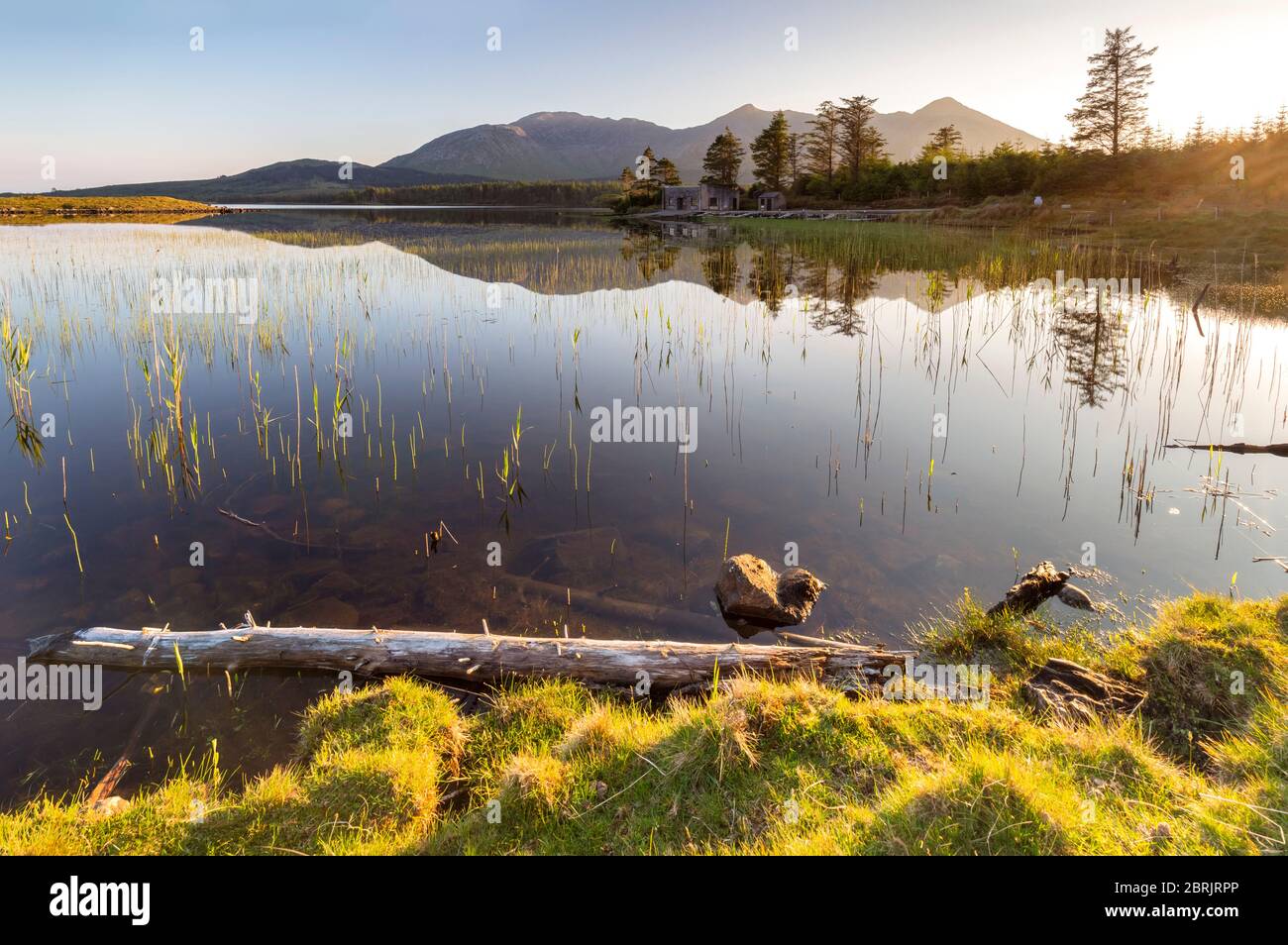 Coucher de soleil au lac Lough Inagh, parc national du Connemara, comté de Galway, province du Connacht, Irlande, Europe. Banque D'Images