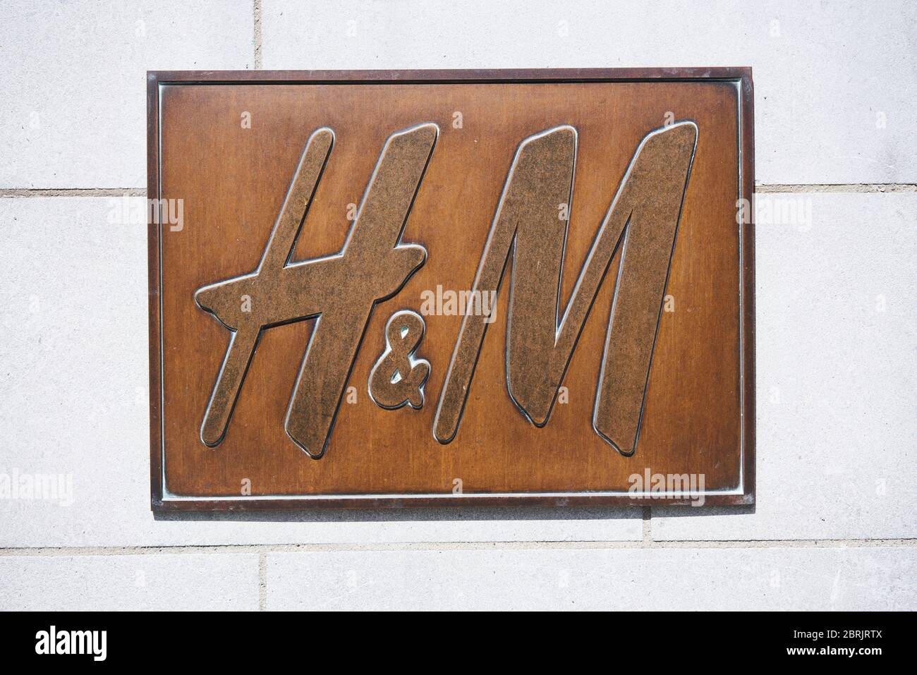 Un panneau H & M en bronze à l'extérieur d'un magasin de Dublin, en Irlande. Banque D'Images