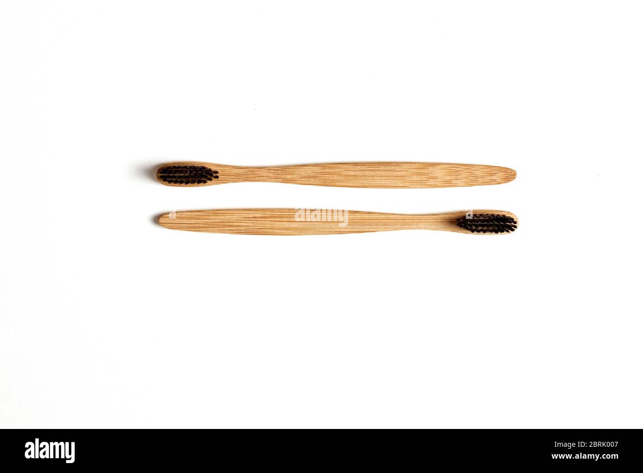 Concept écologique. Deux brosses à dents en bambou isolées sur la vue de dessus blanche Banque D'Images