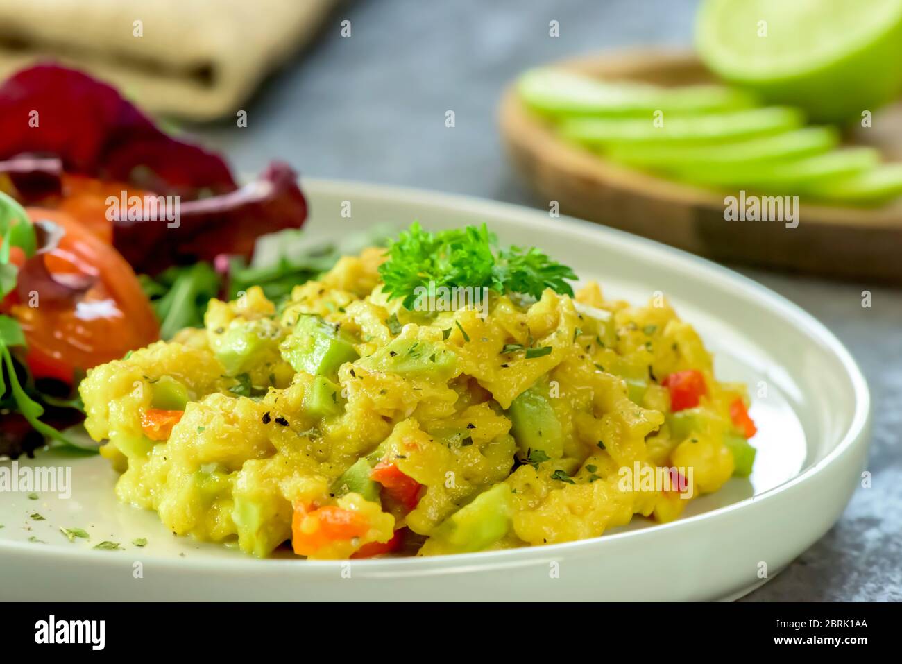 Cuisine végétalienne saine - œufs brouillés avec avocat - gros plan Banque D'Images