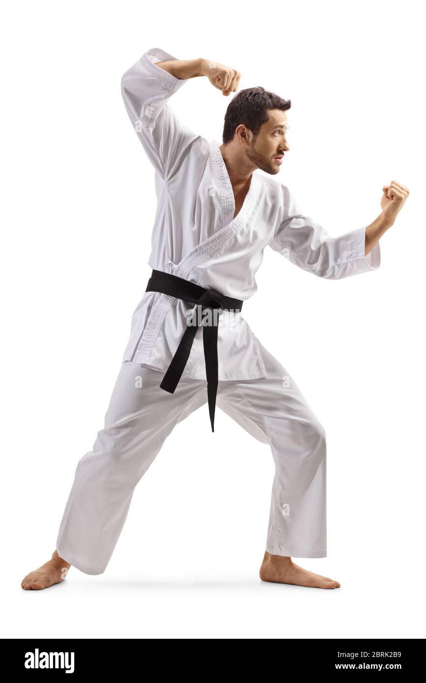 Photo en pleine longueur d'un homme dans un kimono pratiquant le sport d'art martial isolé sur fond blanc Banque D'Images