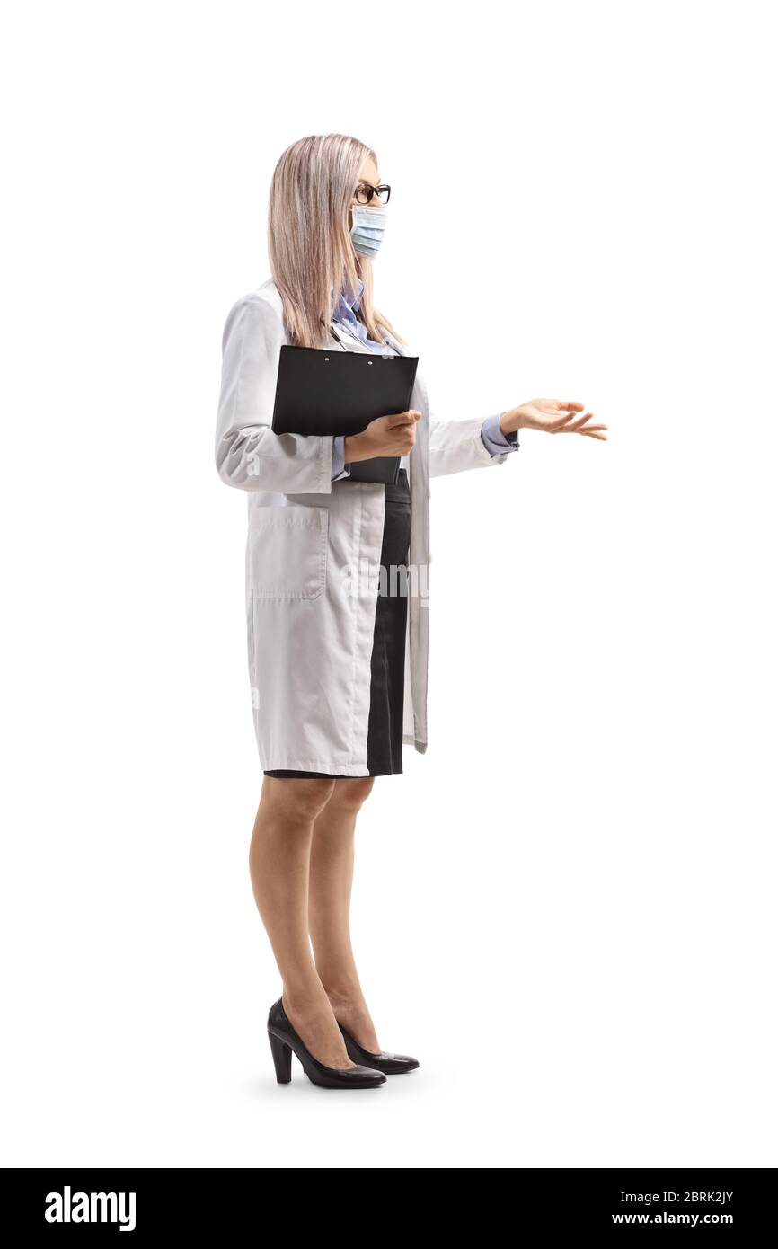 Prise de vue en profil d'une femme médecin portant un masque de protection et gestuelle avec la main isolée sur fond blanc Banque D'Images
