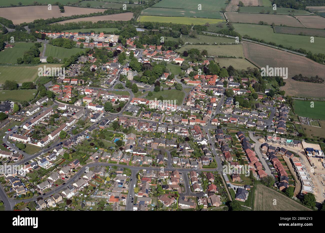 Vue aérienne de la moitié est du village de Heighington montrant 2 nouveaux sites de logement, près de Newton Aycliffe, comté de Durham, Royaume-Uni Banque D'Images