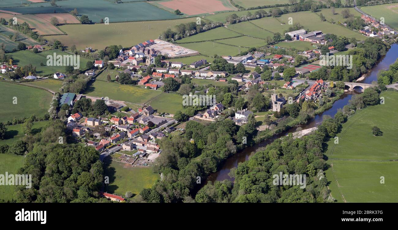 Vue aérienne de West Tanfield depuis l'ouest, un village au nord de Ripon, dans le North Yorkshire Banque D'Images