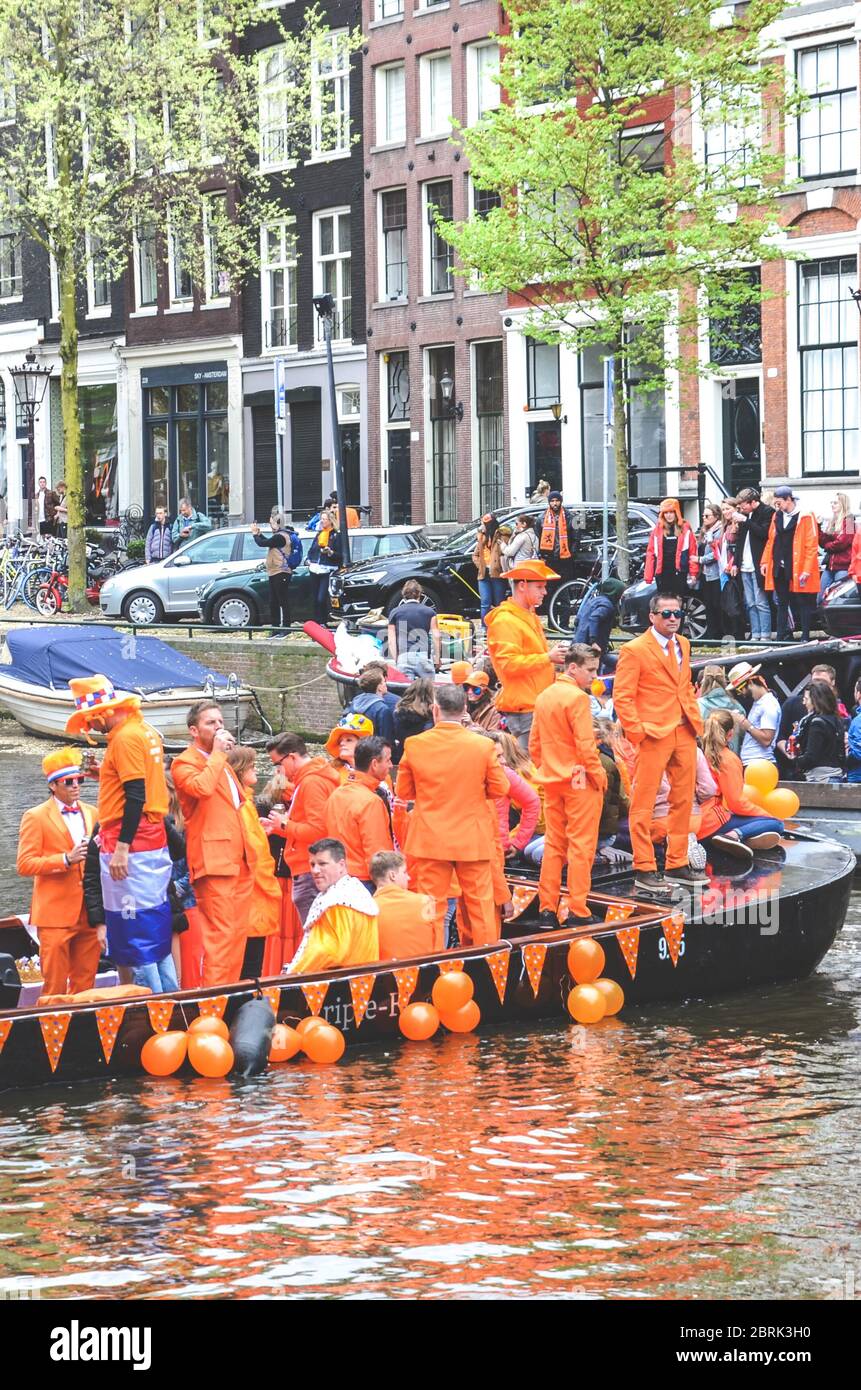 Amsterdam, pays-Bas - 27 avril 2019 : bateau de fête avec des personnes  vêtues de couleur orange nationale tout en célébrant le jour des rois,  Koningsdag, l'anniversaire du roi hollandais Willem-Alexander Photo