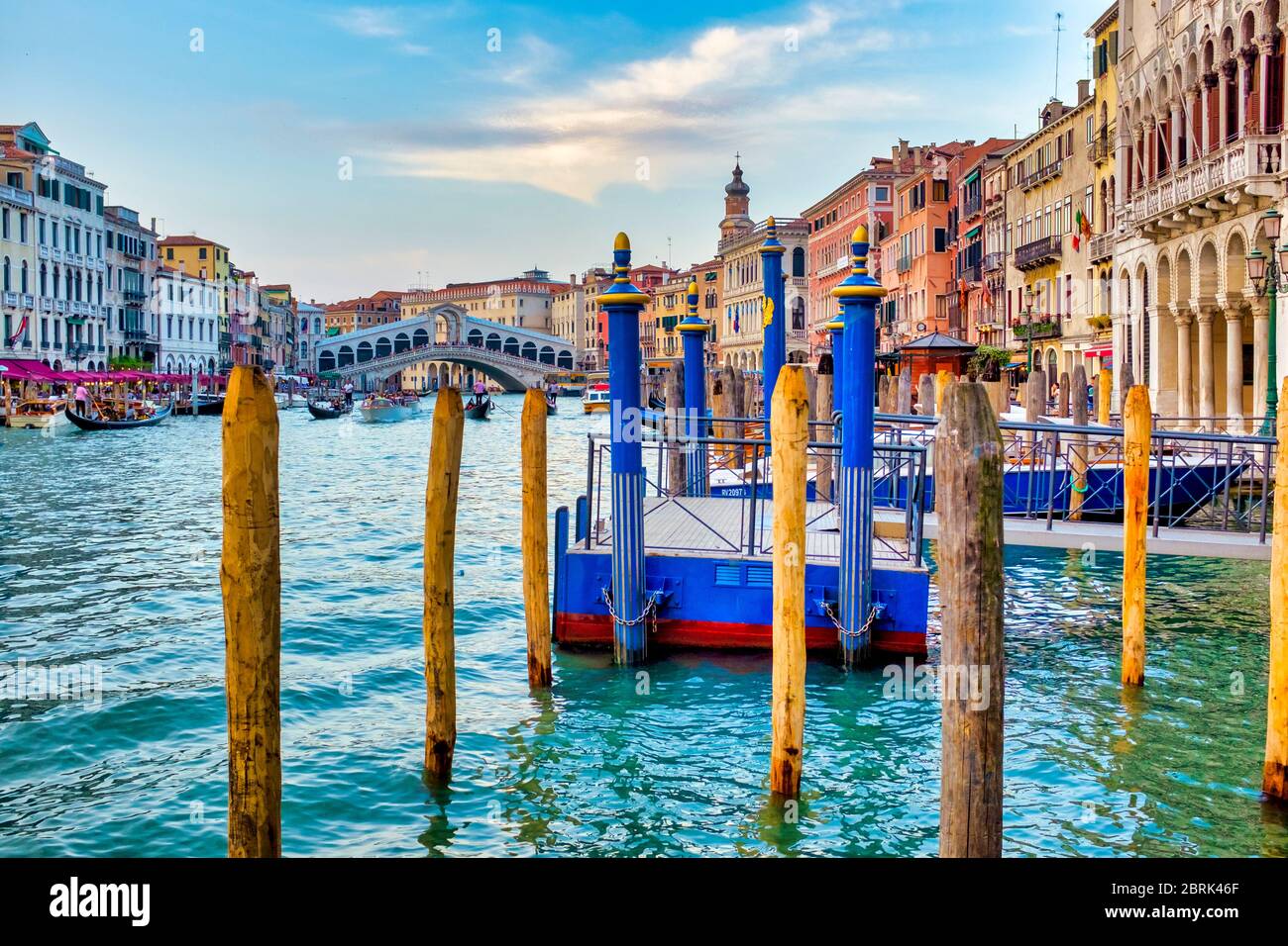 Amarres au Canal Grande près du Ponte di Rialto, Venise, Italie Banque D'Images