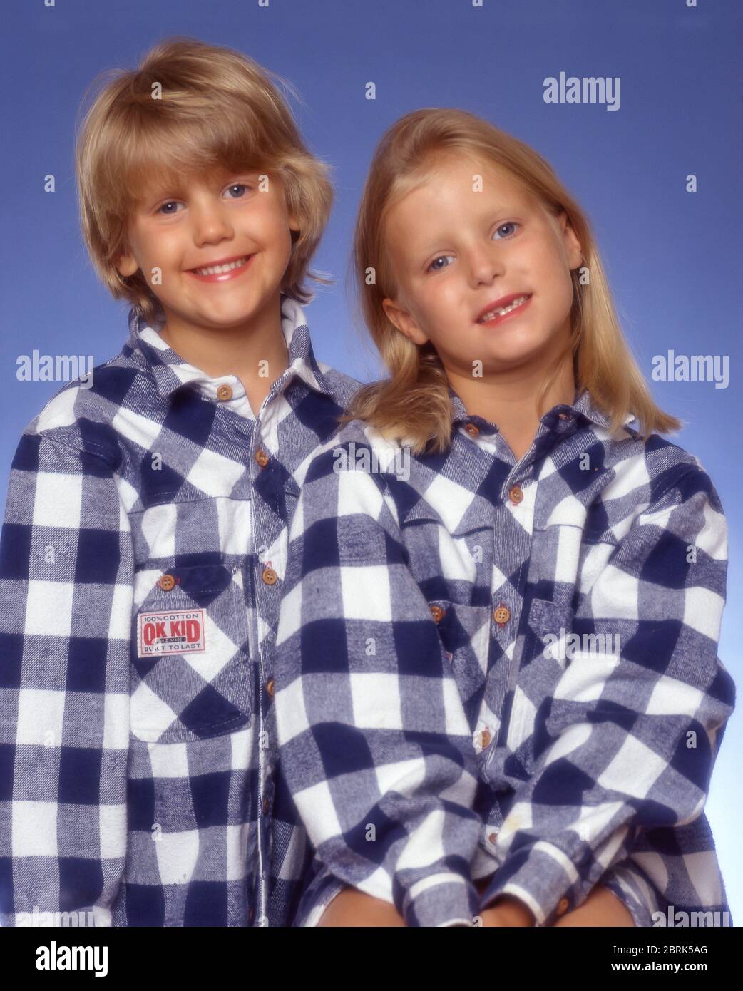 Sœurs se posant ensemble dans le studio Shoot, Winkfield, Berkshire, Angleterre, Royaume-Uni Banque D'Images