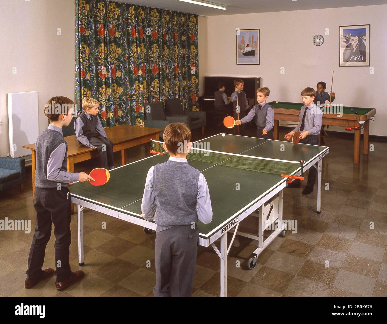 Garçons jouant au tennis de table à l'école préparatoire d'embarquement, Surrey, Angleterre, Royaume-Uni Banque D'Images