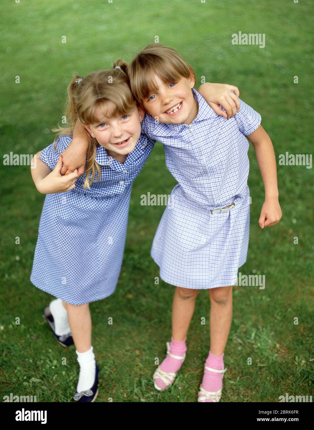 Filles de l'école primaire dans le terrain de jeu, Surrey, Angleterre, Royaume-Uni Banque D'Images