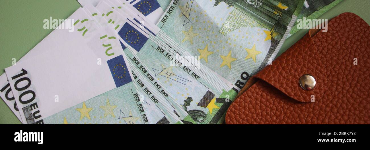 Portefeuille avec de nombreux billets de 100 euros. Porte-monnaie en cuir  marron. La théorie de l'argent Photo Stock - Alamy