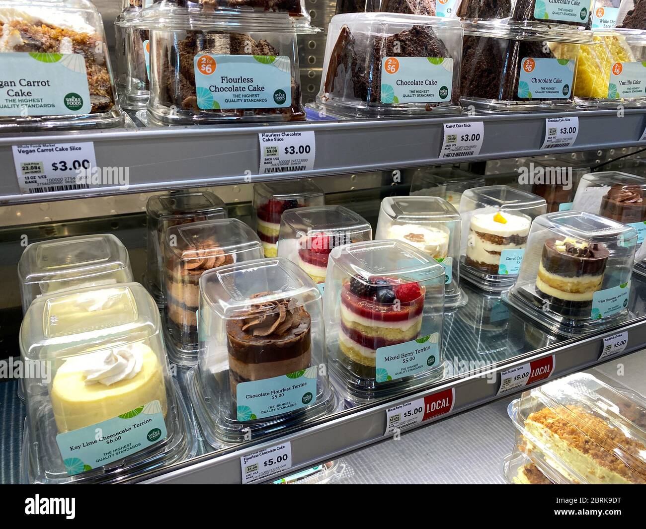 Orlando,FL/USA -5/10/20: La boîte à gâteaux refridgerée d'une épicerie Whole Foods Market avec une variété de gâteaux à vendre. Banque D'Images