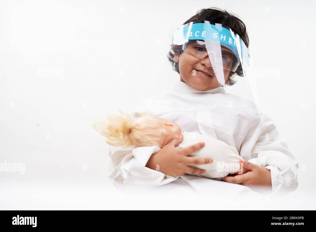Petites Filles Portant Un Masque De Protection Jouant Une Poupee De Bebe Dans La Salle De Quarantaine De Virus De L Hopital Photo Stock Alamy