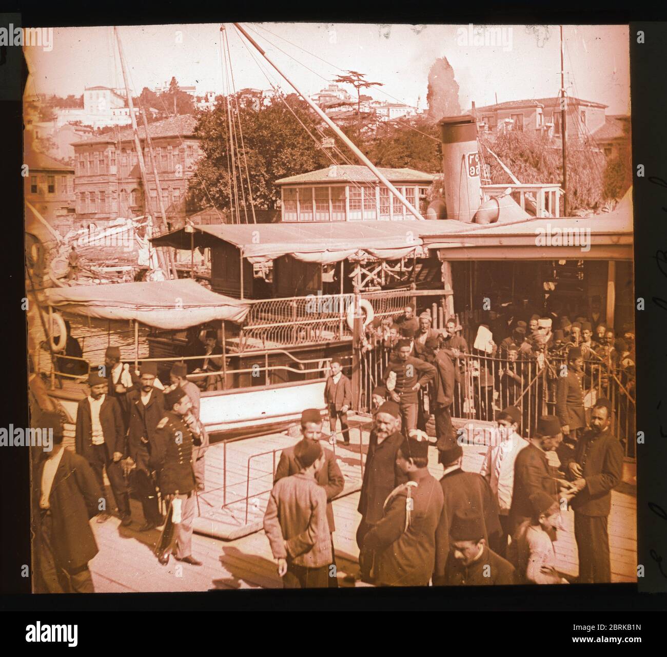 Istanbul Constantinople Pier au Bosporus Bechiktach. Photographie des environs de 1910 sur une plaque de verre sec de la collection Herry W. Schaefer. Banque D'Images