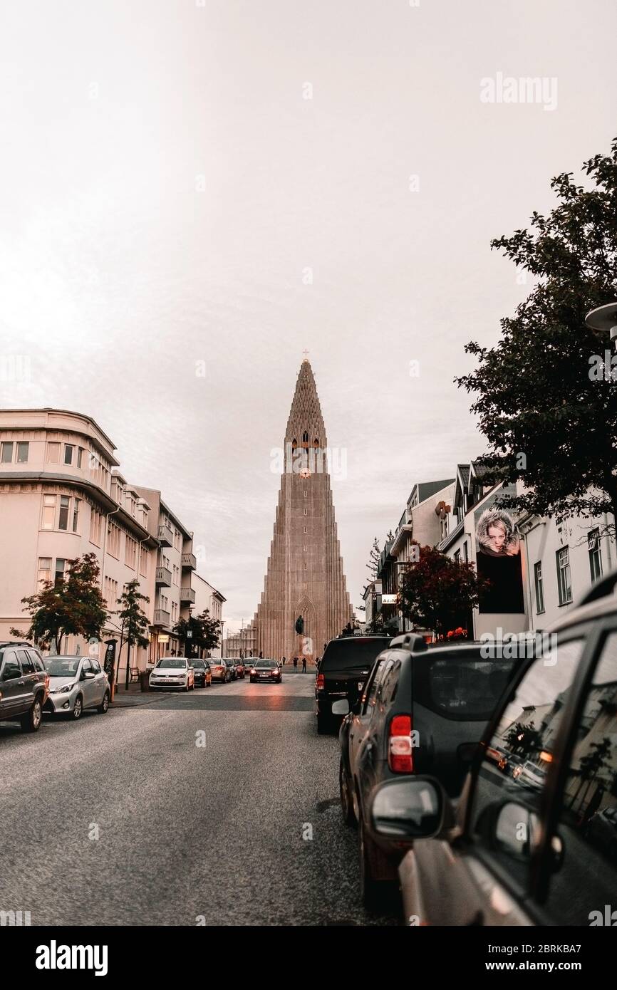 symbole de la ville de reykyavik - cathédrale dans la rue centrale Banque D'Images