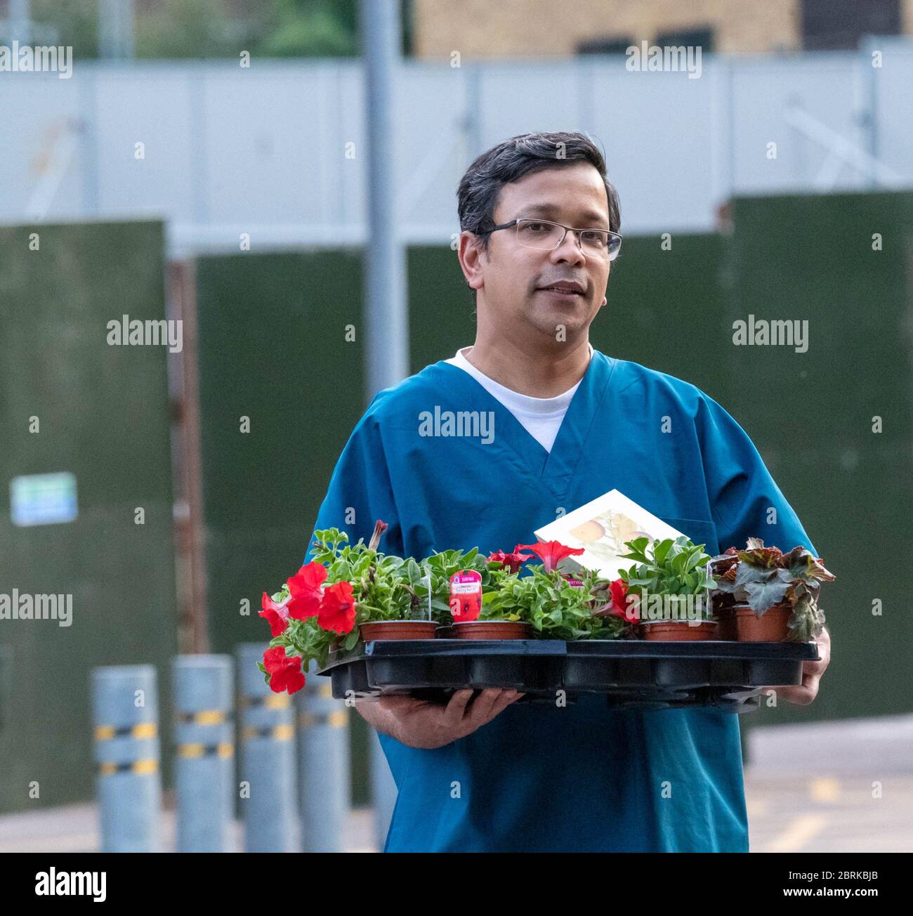 Brentwood Essex 21 mai 2020 Clap for NHS at Brentwood Commentiity hostial, actuellement une installation de Covid. Les résidents locaux avaient acheté plus de 120 plantes pour le personnel de leurs jardins. Un autre résident de la route avait fait des exfoliations « super héros » pour le personnel dont certains sont photographiés comme employé du NHS avec des plantes provenant de résidents locaux en dehors de la morgue temporaire crédit: Ian Davidson/Alay Live News Banque D'Images