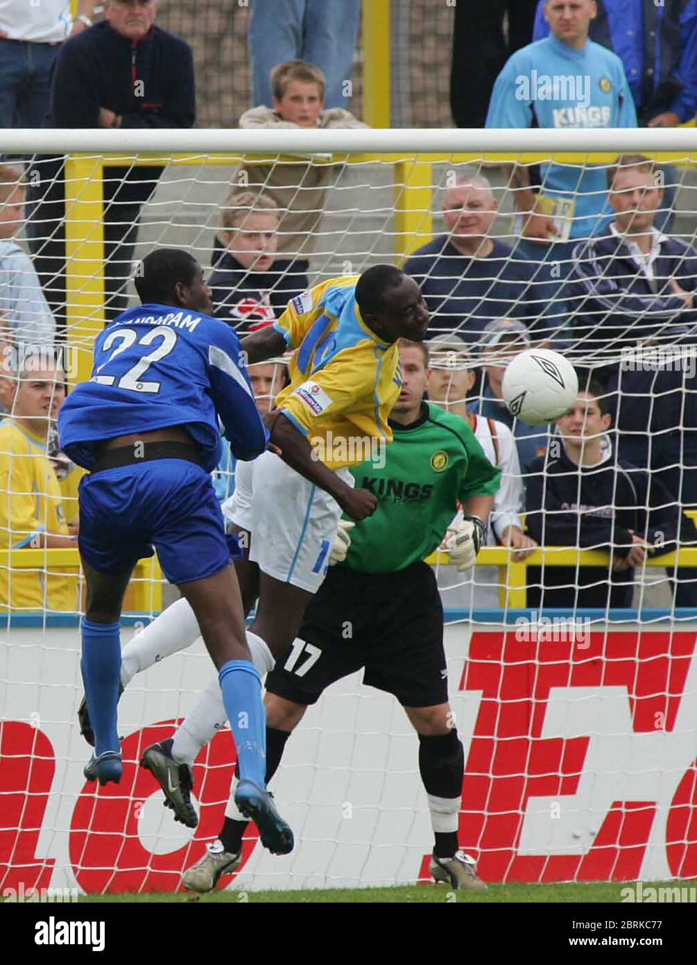 CANVEY ISLAND, Royaume-Uni AOÛT 30 : DOMINIC STERLINGof Canvey BAT DARREN MANAAMAROf Halifax Town pendant la division nord de la Ligue isthmienne entre Canvey Isla Banque D'Images
