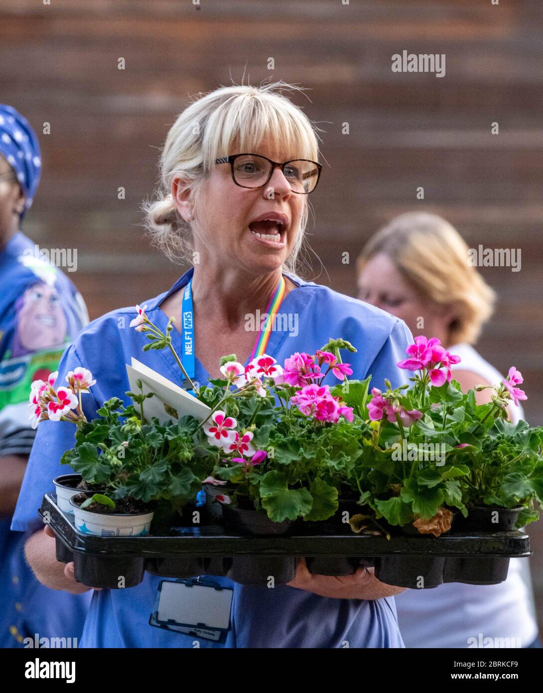 Brentwood Essex 21 mai 2020 Clap for NHS at Brentwood Commentiity hostial, actuellement une installation de Covid. Les résidents locaux avaient acheté plus de 120 plantes pour le personnel de leurs jardins. Un autre résident de la route avait fait des exfoliations « super héros » pour le personnel dont certains sont photographiés un travailleur du NHS avec une usine de résidents locaux crédit: Ian Davidson/Alay Live News Banque D'Images