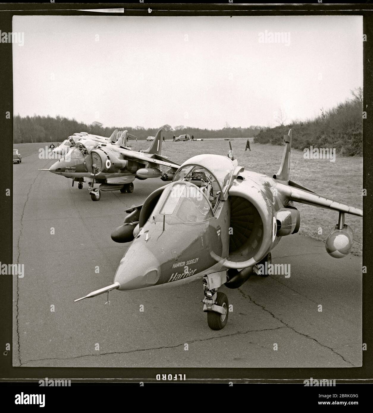 Les jets de saut de Harrier britannique s'alignent sur le tarmac, vers 1970. Image de 6x6cm négatif. Banque D'Images